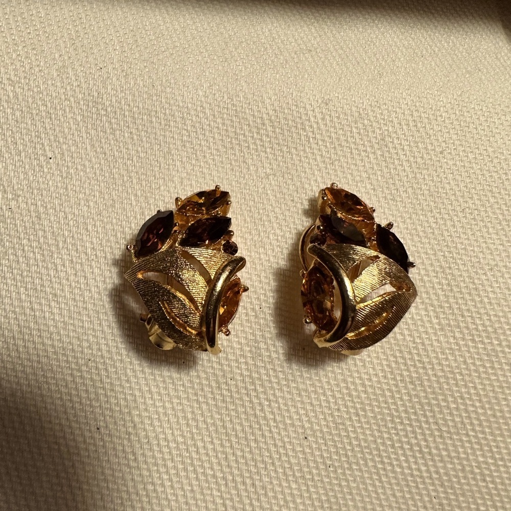 Vintage clip back gold , amber and garnet colored design. Unique , elegant.